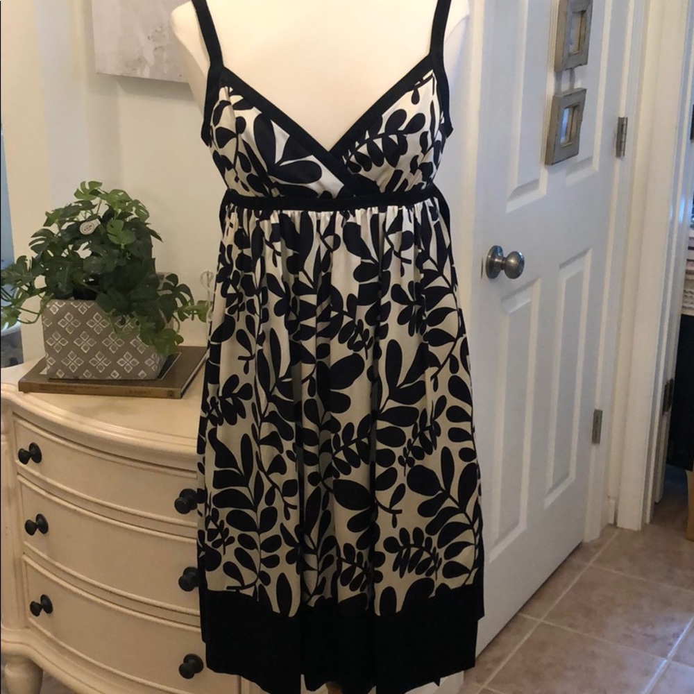 MAGGY LONDON SZ 4 100% SILK DRESS.